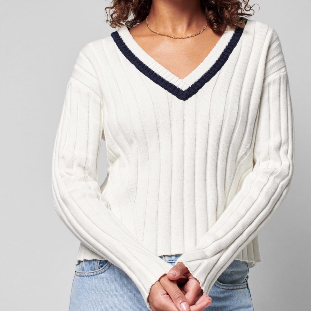 Faherty Game Set‎ Cricket Optic White & Navy V-Neck Sweater